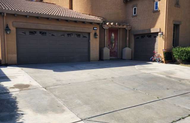 5 Bedroom 3 Bathroom with 3 car Garage in the Sylvan School District