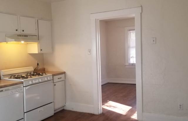 1920's Farmhouse in Lakewood - Month to Month Short Term Only