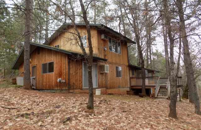 Quiet Home Among the Trees in Colfax photos photos