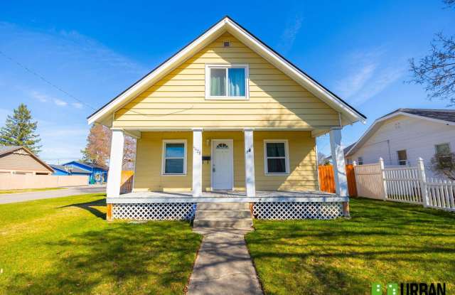 Charming 4-Bedroom Home with Fenced Yard, Garage & Washer/Dryer – North Spokane