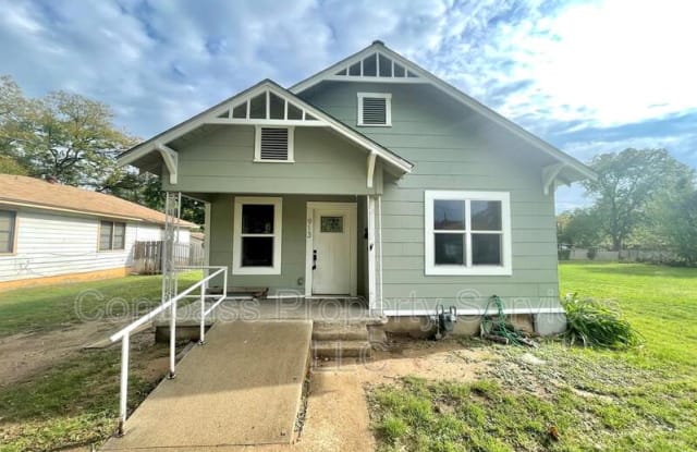 913 Lenox St.