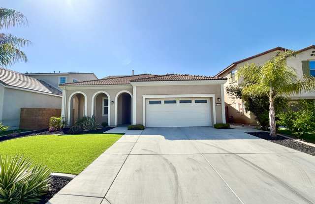 Spacious Heritage Lake Home with Solar & Main-Level Primary Suite