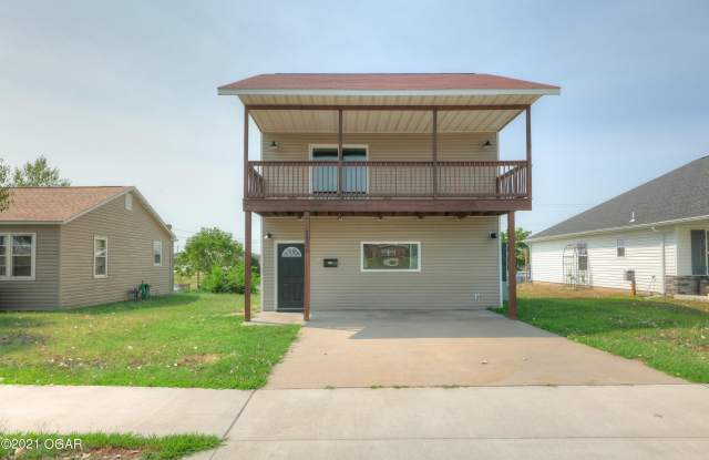 2326 S Moffet Avenue