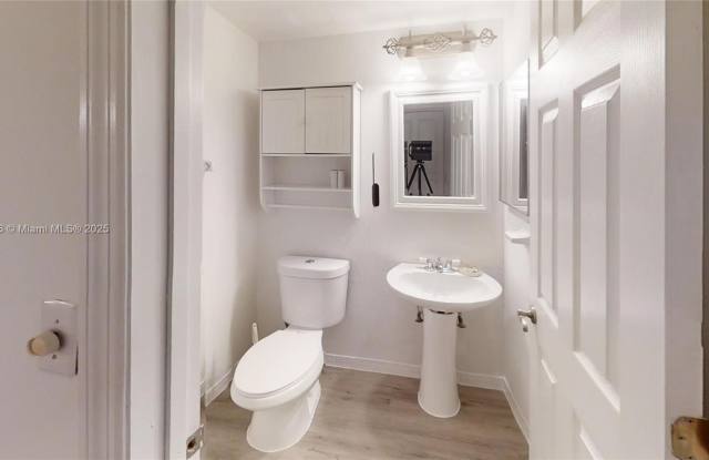 301 N Pine Island Rd