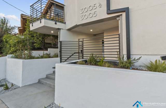 Photo of 3005 1/2 La Paz Dr