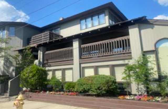 19A S Gladstone Ave
