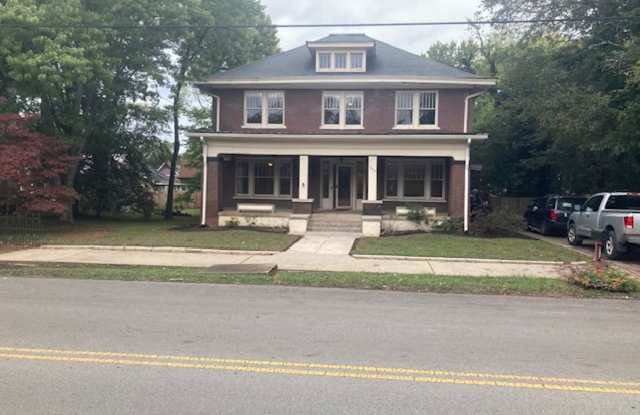 Photo of Historic Downtown Murfreesboro TN 3050 SF, 5BR/2BA for rent