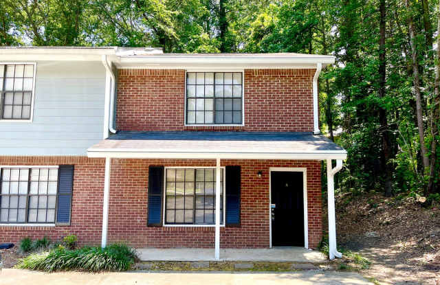 Introducing our charming townhouse located in Fayetteville, GA.