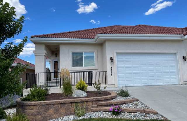 AMAZING TOWNHOME RIGHT OFF NORTH GATE CLOSE TO AFA & MONUMENT!!!!!!