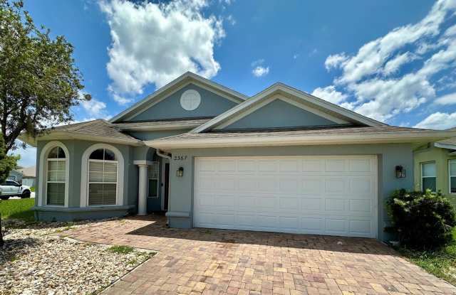 4/2 in Wyndham Lakes! Available NOW!