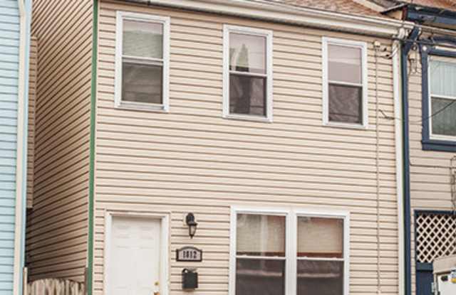 Southside Flats 3 bedroom! Central AC! Washer and Dryer Included! Available 8/7