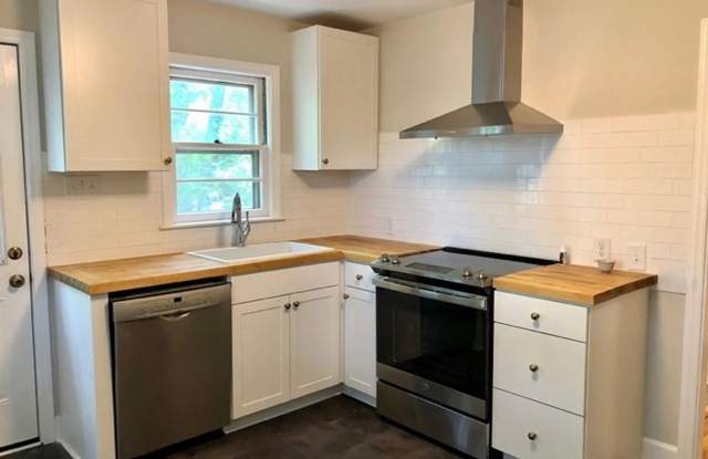 Renovated 2 Bed/1 Bath Cottage Near Downtown Durham! Available March 2026