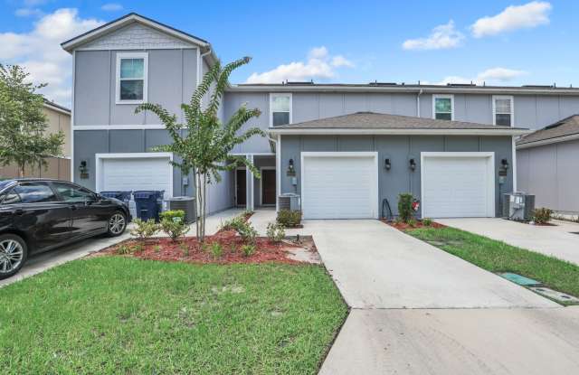 Photo of Like new 2 bedroom/ 2.5 bathroom with one car garage townhome in Nassau county!