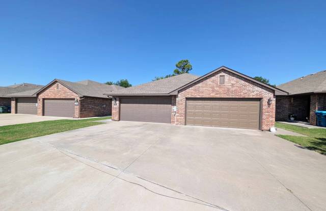 Edmond Duplex Central Edmond