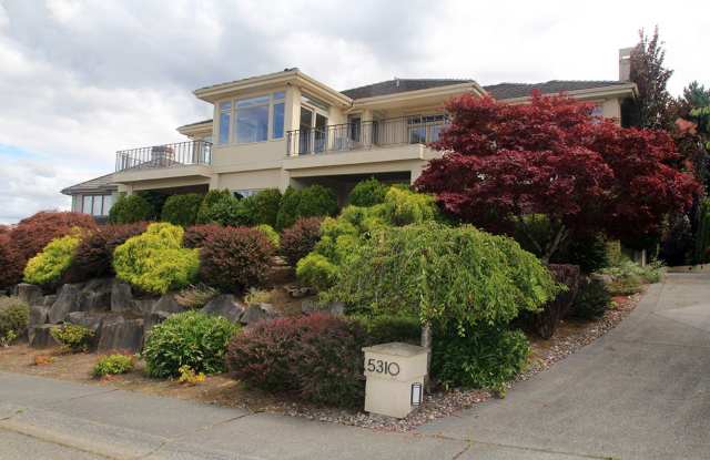 Photo of LUXURY 4 BEDROOM BELLEVUE HOME IN ‘THE SUMMIT’ W AMAZING VIEWS!