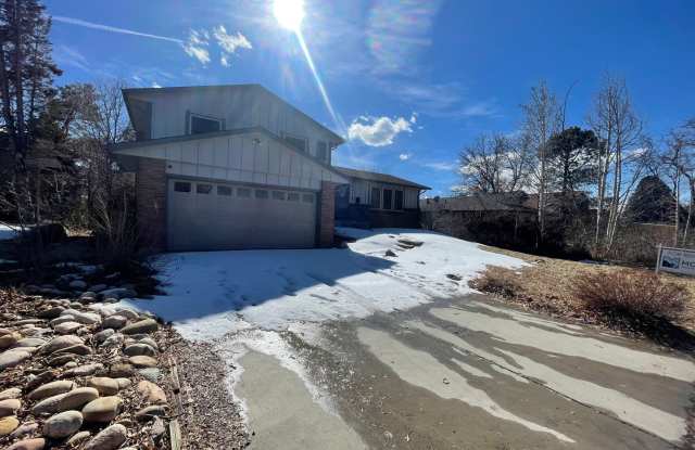 $0 DEPOSIT OPTION. TRI-LEVEL AURORA HOME WITH MODERN AMENITIES AND SPACIOUS INTERIORS