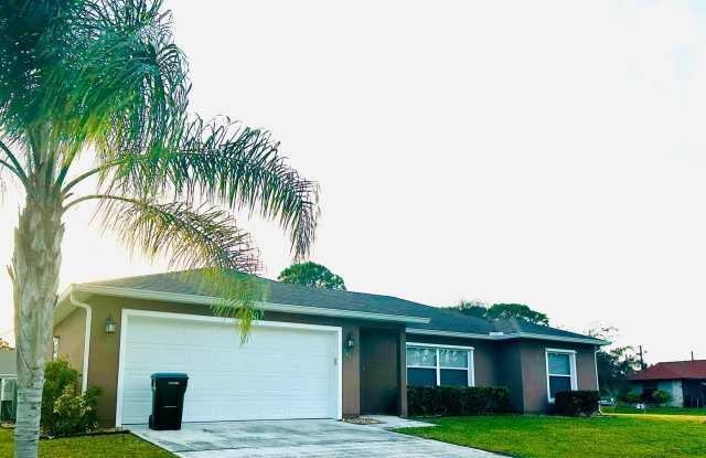 Come see this beautiful 3/2 home, Open concept floor plan in the main living areas.