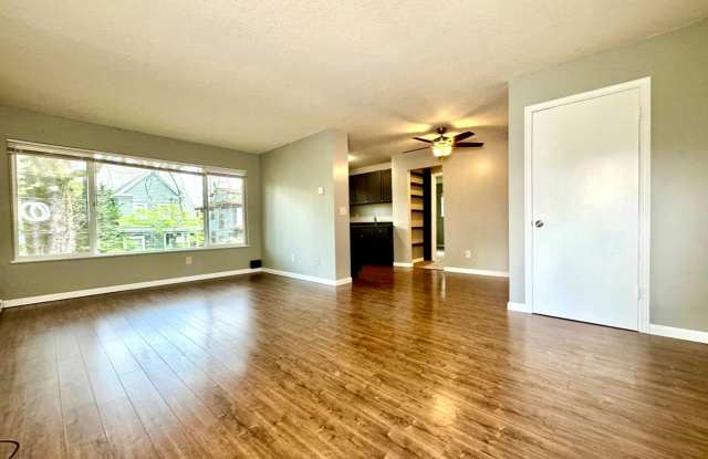 **$750 DEPOSIT  FREE FIRST MONTH'S RENT** Updated Top Floor Two Bedroom in Sought After Buckman Neighborhood~ 95 Walk Score~ 94 Bike Score~ Onsite Laundry~ Fur Babies Welcome! - 1646 Southeast Ash Street, Portland, OR 97214