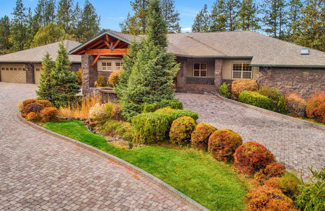 Stunning, one-of-a-kind luxury rental on the Deschutes River!