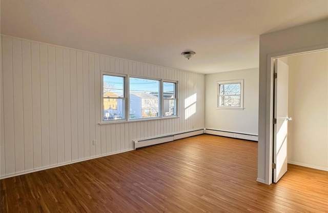 Photo of 131 Roslyn Road unit: 2Nd Floor