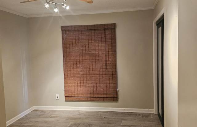 321 Laurents unit: B-9