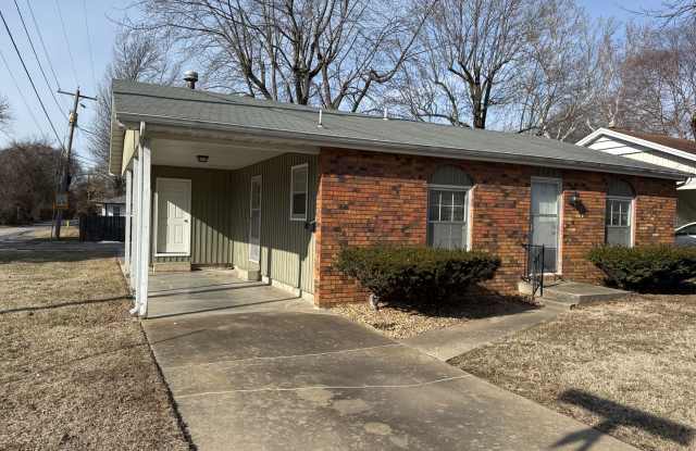 2 Bedroom House! Yard Care Included! $895!