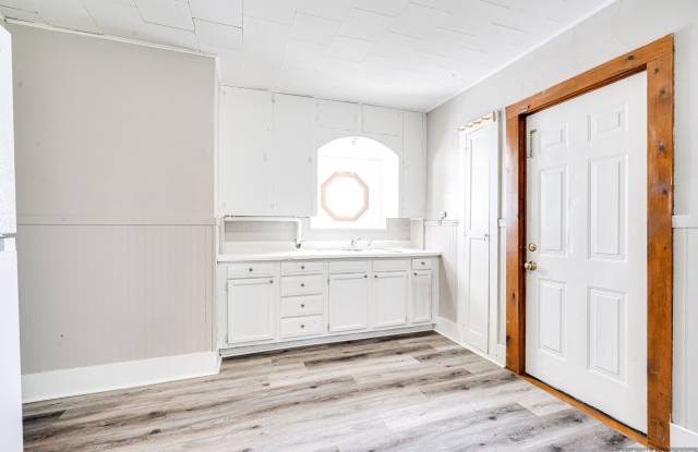 136 / 138 E. Johnson St.