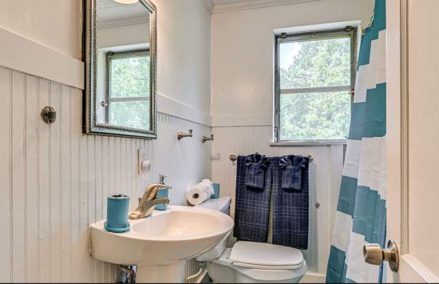 Room in 4 Bedroom Home at Austin Dr