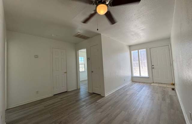 2 bedroom 1 bath duplex available now!