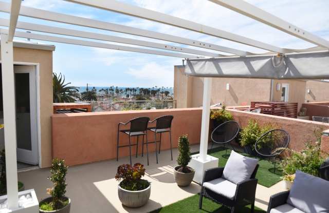 OCEAN VIEWS - 2BD/2.5BA Condo in the Heart of Oceanside