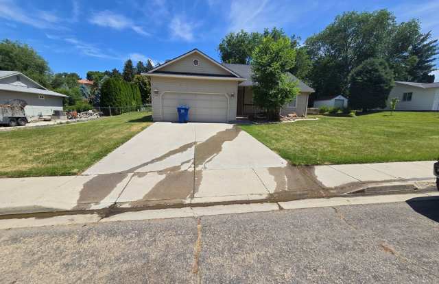 841 Beverly Hills Drive - 3 bed 2 bath with garage