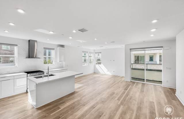 Photo of Beautiful 3BD/2.5BA W/ AC and Attached Garage in Mission Valley!