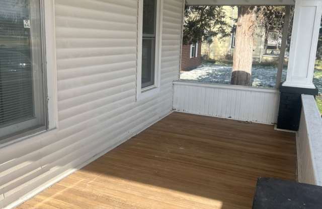 Charming Main Floor Apartment – 2 Bed, 1 Bath with Garage!