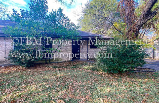 Coming Soon - 202 N 23 1/2 St - Cozy 2 Bedroom, 1 Bathroom With Fenced Yard in Corsicana TX!