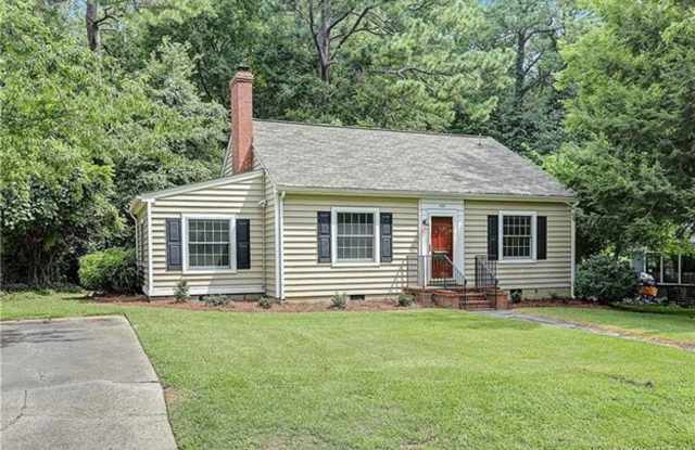 3 bedroom/ 1.5 bathroom- Students Welcome!