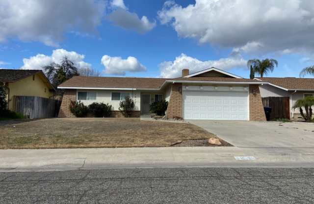 Cozy SW Visalia Home Available Now! - 1512 West La Vida Avenue, Visalia, CA 93277