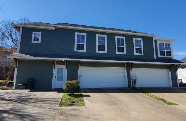 40 E Maple Street #3 Fayetteville, AR- 2 Bedroom / 2 Bathroom Townhome - ASK ABOUT OUR CASHLESS SECURITY DEPOSIT OPTION