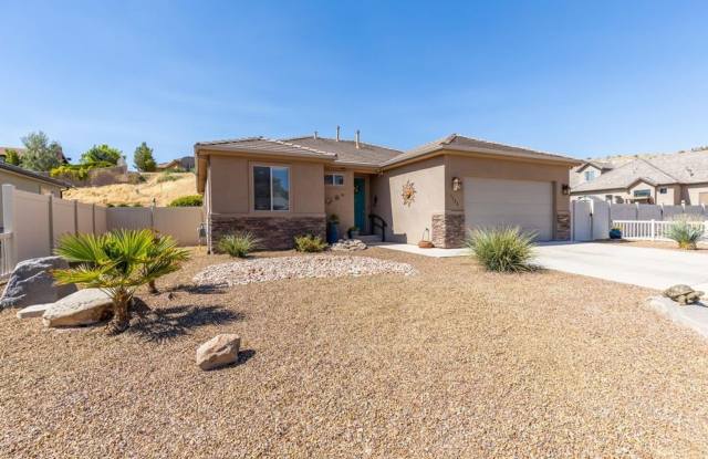 Pet friendly 3 bedroom home - 1733 West 680 South, St. George, UT 84770