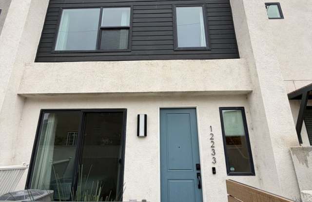 Smart, Modern 4-Bedroom Townhome Near Disneyland  Major Freeways
