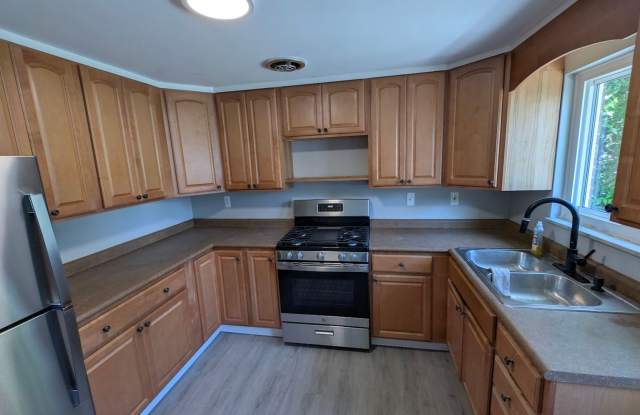 Whitaker / Homestead - 2 BR Single Family, Large Fenced Yard, Garage