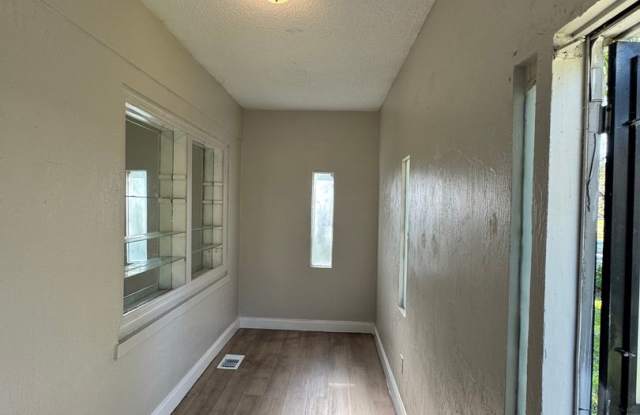 FOR RENT!! CUTE AND COZY BUNGALOW STYLE 3 BEDROOM 1 BATH SINGLE FAMILY HOME...