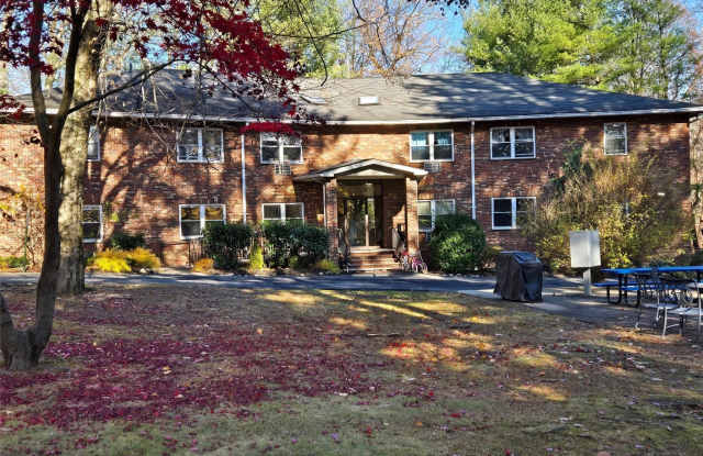 119 W Crooked Hill Road