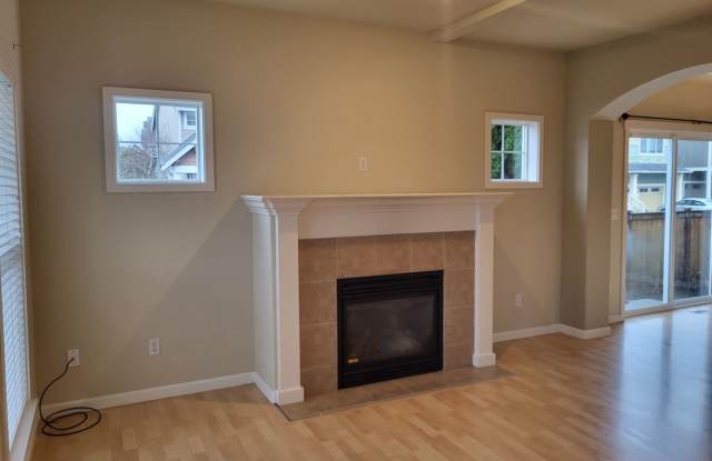 Beautiful 3 Bed 2.5 Bath 3 story home in South Hill Puyallup