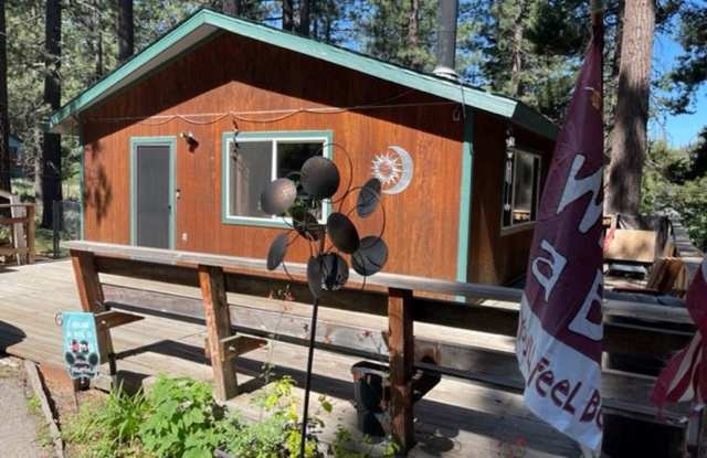 Charming pet friendly home available for a Seasonal lease 3-6 months starting Nov. 15th- May 1st!