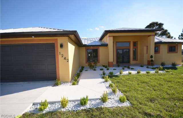 1242 Hathor Street E