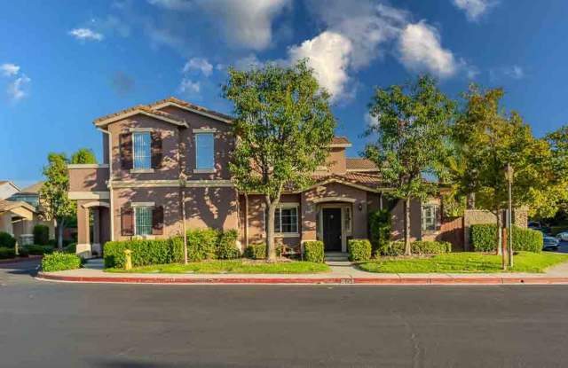 Gorgeous Town Home- Gated community- Pool