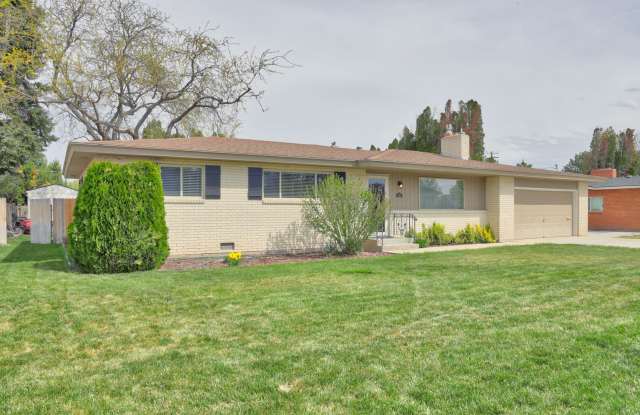 Its all about location! This exquisite home is located in an established neighborhood, conveniently close to downtown Nampa, schools and shopping.