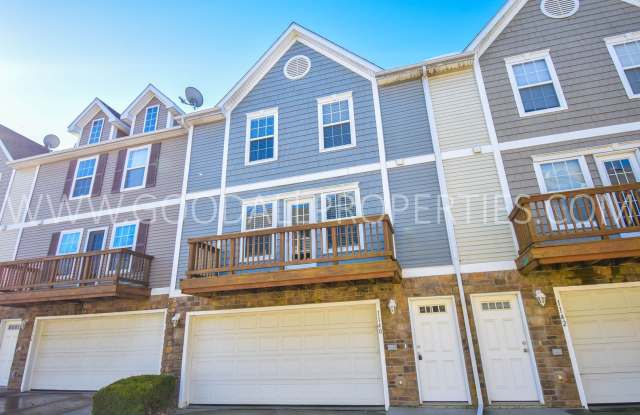 Pleasant Hill Townhome with 2-Car Garage, Walk-In Closets & Deck