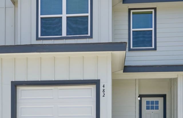 Hunters Ranch Beauty! 3 Bedroom 2 1/2 Bath Townhome