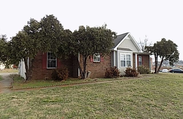 2001 Windroe Dr - 2001 Windroe Drive, Clarksville, TN 37042